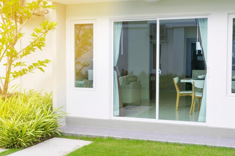 Pose de menuiserie à Camon : solutions pour portes, fenêtres et volets